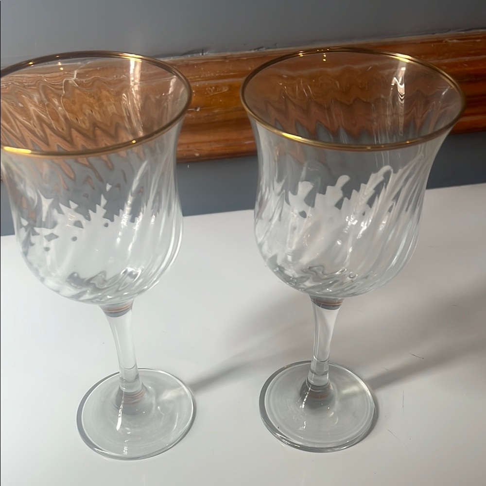 2 Wine glasses